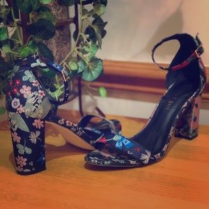 Cute floral navy summer shoe!